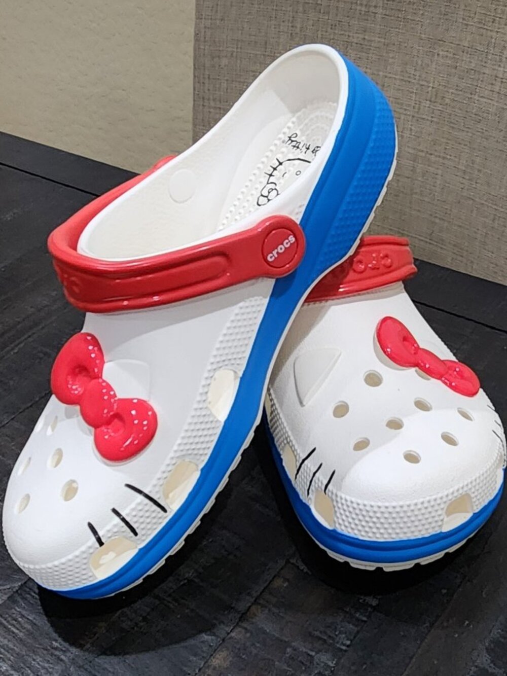 HELLO KITTY 50TH ANNIVERSARY CROC-WOMEN'S SIZE 8/MEN'S SIZE 6-EUC
